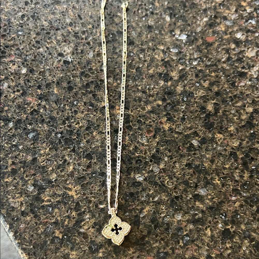 Elegant Gold Pendant Necklace